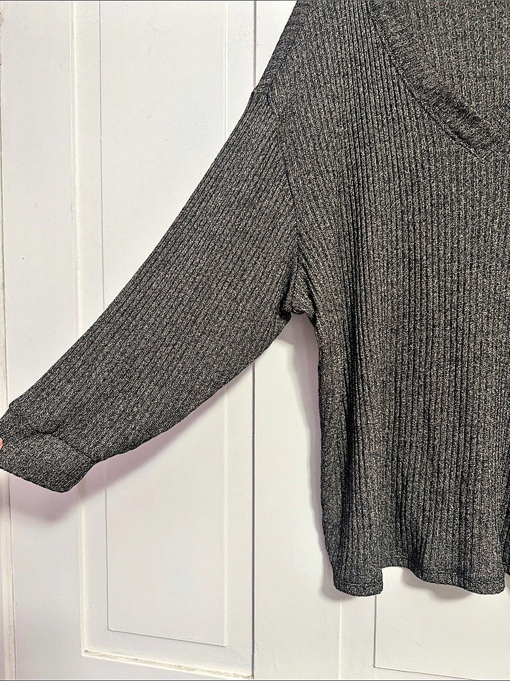 Torrid Ribbed V-Neck Top Gray Size 2 - Picture 3 of 3